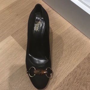 Black Gucci pump with brown wooden heel